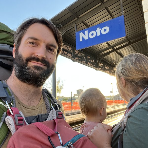 Warten auf den Zug in Noto