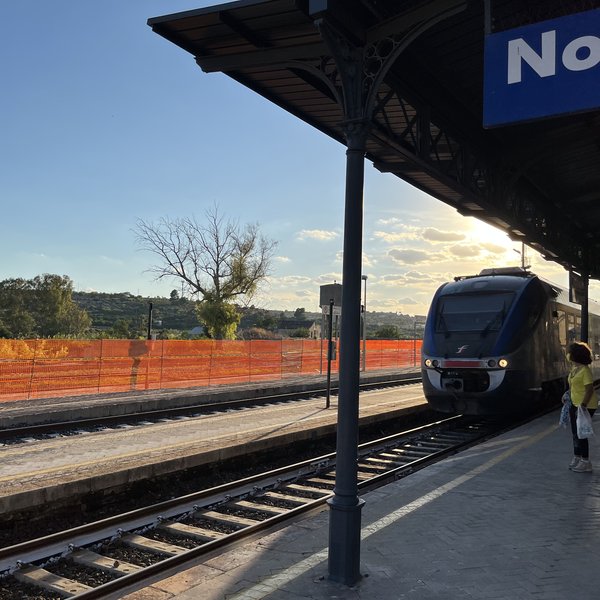 Regionalzug in Noto