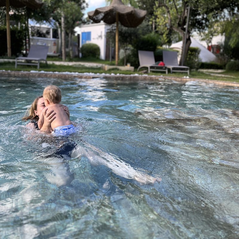 Alex und Ida im Pool auf Procida