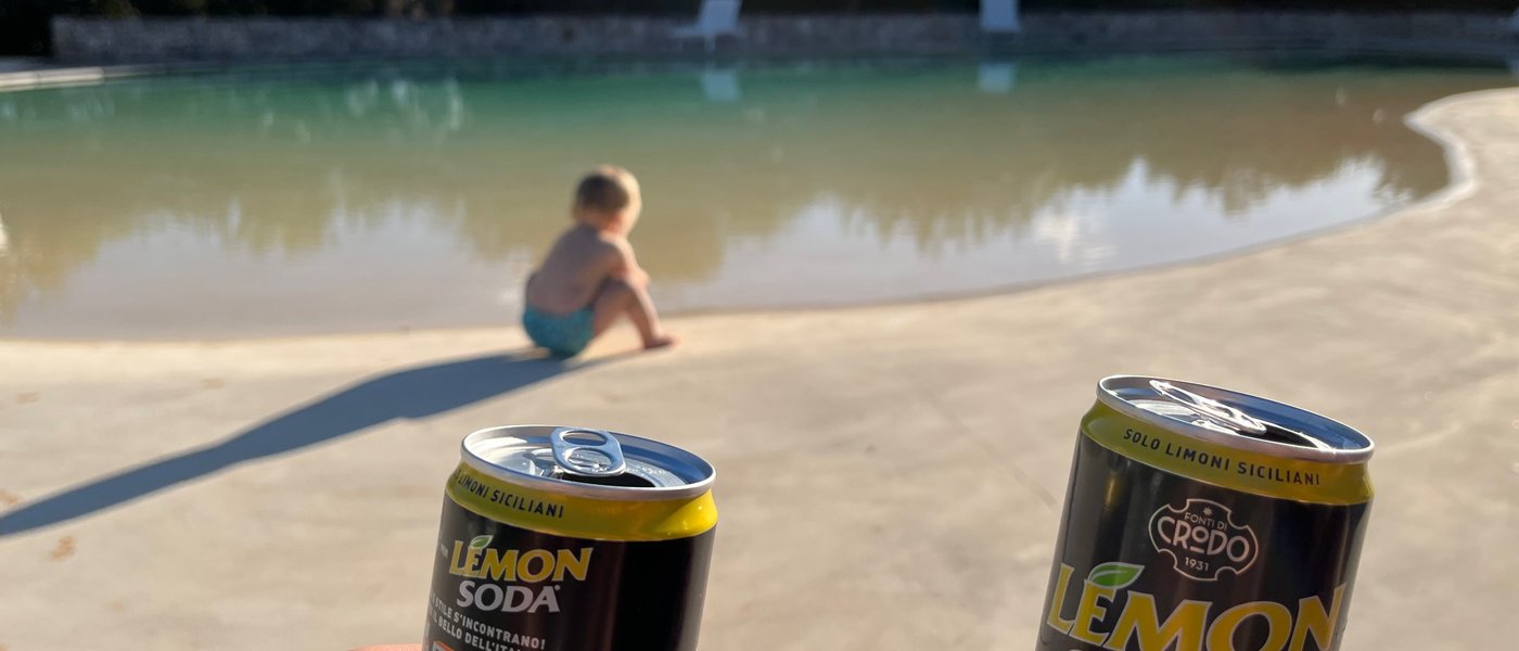Ida am Pool auf der Masseria