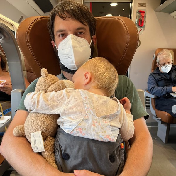 Ida schläft im Zug nach Caserta